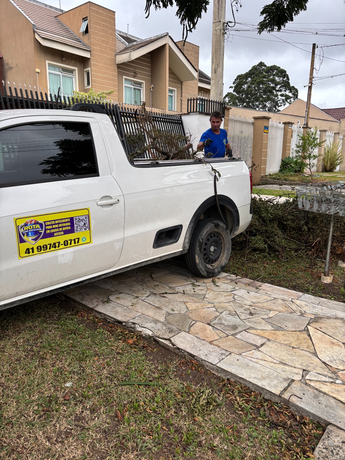 Equipe retirando galhos em área residencial