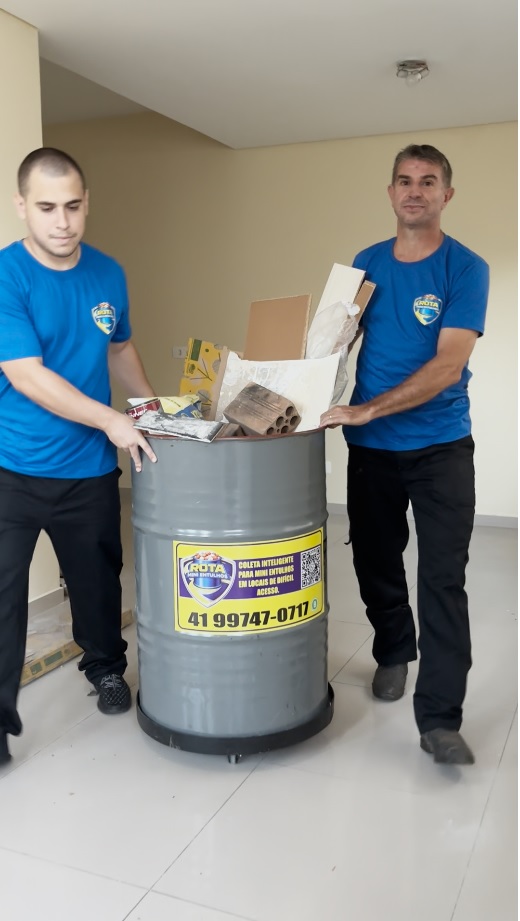 Tambor metálico com resíduos de reforma em área interna